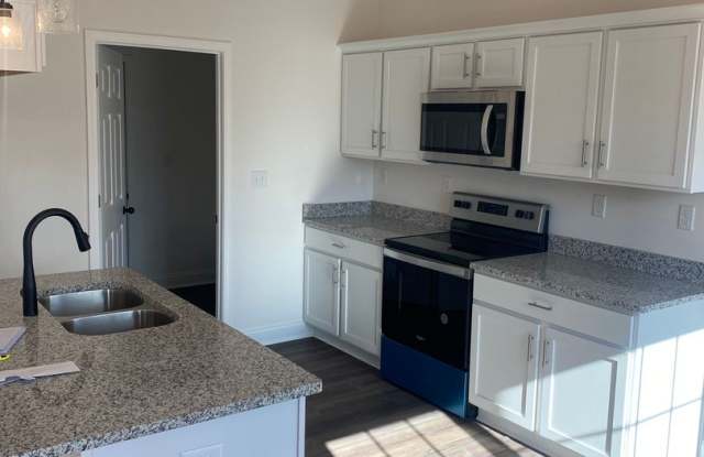 3 Bed/2 Bath Home with 2 Car Garage Gallery 4