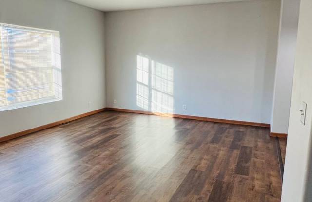 Charming Townhome, Prime Location, Cozy Living Gallery 3