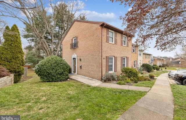 215 COMMONS Drive NW - 215 Commons Drive Northwest, Vienna, VA 22180