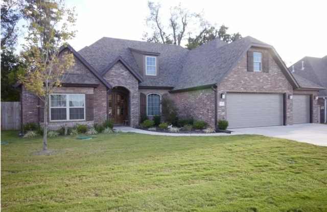 BEAUTIFUL 4 Bedroom 3 Full Bathroom home located in Lowell!!!! photos photos