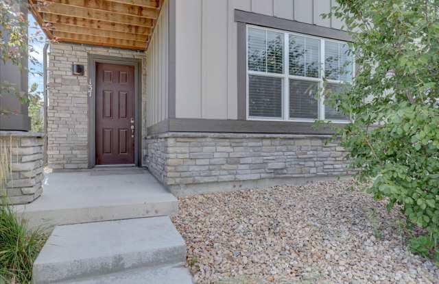 Like New 3bed/3bath/2car End-Unit Townhome Gallery 4