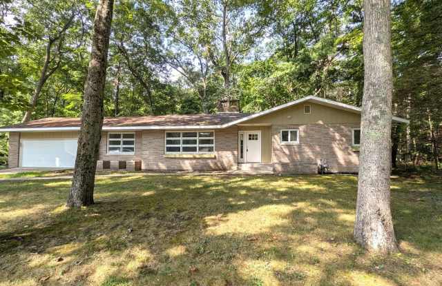 1499 Scenic Dr, 4 bedroom 1.5 bath home with garage and basement Gallery 1