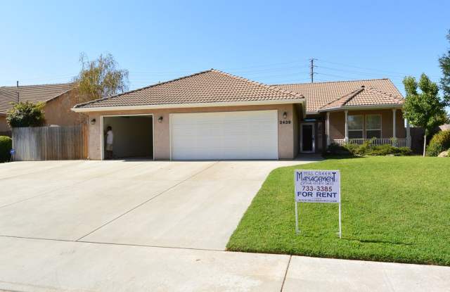 Spacious 3 Bedroom 2 Bathroom home with a Bonus Room in Southeast Visaliia! - 2439 Beech Drive, Visalia, CA 93292