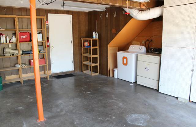 Spacious 4 Bed 2 bath Home! Gallery 4