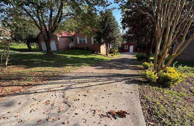 FARRAGUT...4 BEDROOM+BONUS/4 BATH BASEMENT RANCHER WITH PARTIALLY FURNISHED IN-LAW SUITE!! Gallery 3