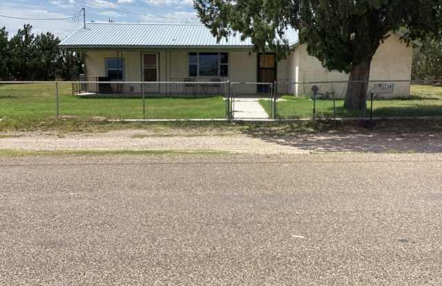 Country living close to town in Portales! photos photos