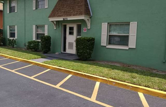 2 Bedroom, 1 Bathroom Condo For Rent at 1633 W. Oak Ridge Road, Orlando FL 32809 photos photos