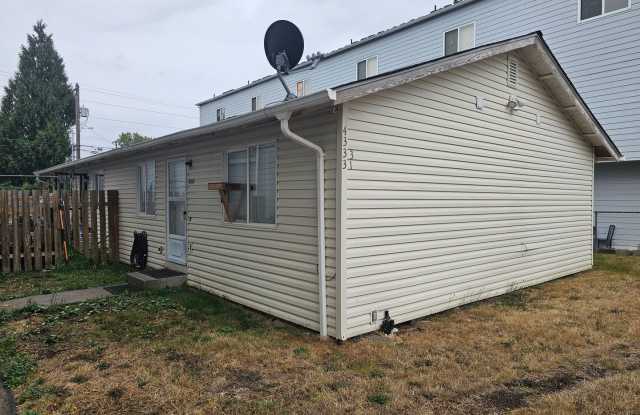 For Rent: South Tacoma duplex 2 bed 1 bath with washer/dryer - Avail October 10th, 2025! photos photos