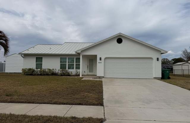 404 NE CAMELOT Drive Gallery 1