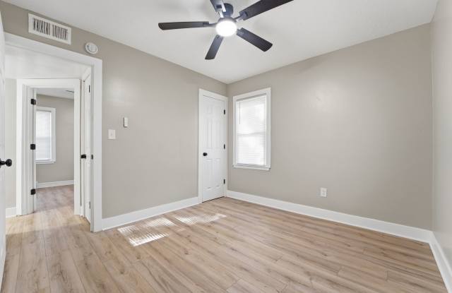 Beautiful 3 bedroom, 1 bath home with fenced yard, Granite, Luxury Flooring Gallery 3