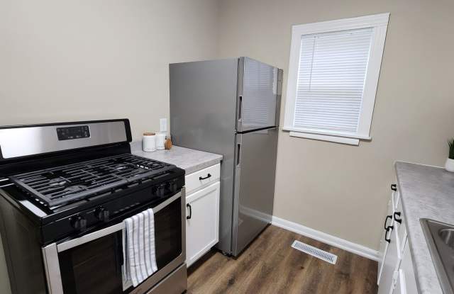 3 bed 1 bath Home - Fenced Yard Gallery 3