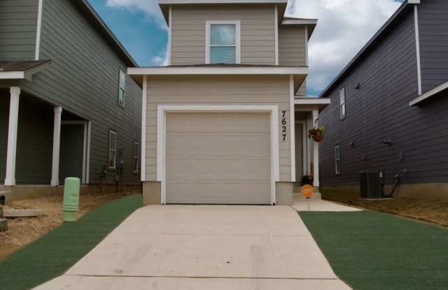 Charming 3 Bed 2 Bath Home in Alamo Ranch - Internet & Pest Control Included! photos photos