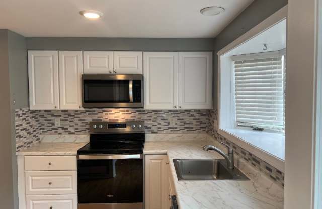 Spacious 2 Bed 2.5 Bath | Hardwood Floors & 2 Parking Spaces Gallery 3