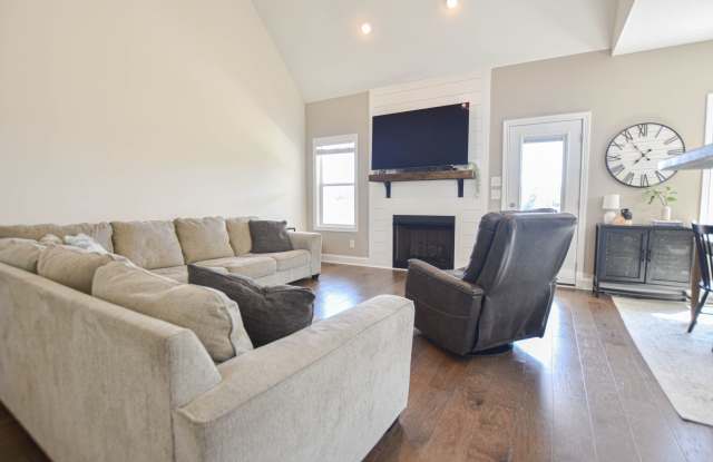 Pet Friendly Four Bedroom with Bonus! Gallery 3