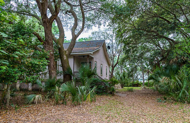 Amazing sunsets at this waterfront home - 31 Winding Way, Beaufort County, SC 29907