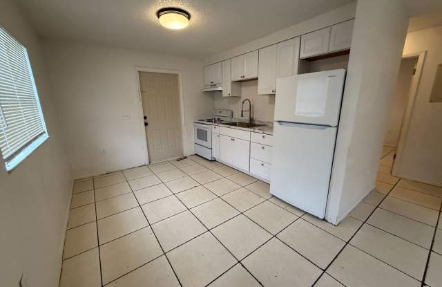 FORT MYERS ** 2 BED-1 BATH UNFURNISHED FIRST FLOOR APARTMENT AVAILABLE FOR A LONG-TERM TENANT ** PET FRIENDLY ** - 1055 Alderman Street, Fort Myers, FL 33916