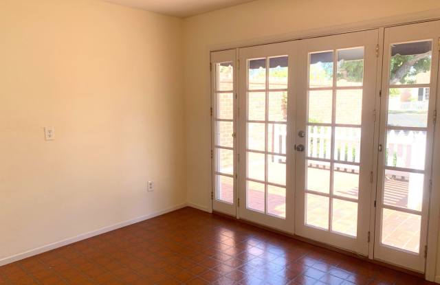 Lovely 3/2 Home with separate 1/1 studio space in Coronado Village Gallery 3