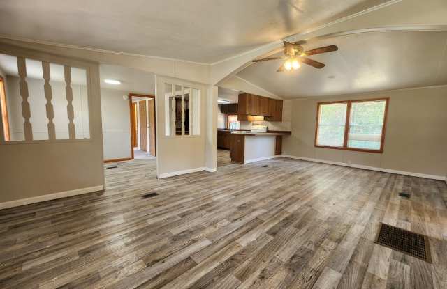 3 bed, 2 bath on 1/3 Acre of FENCED land. - 9150 Southeast 197th Avenue, Marion County, FL 32179