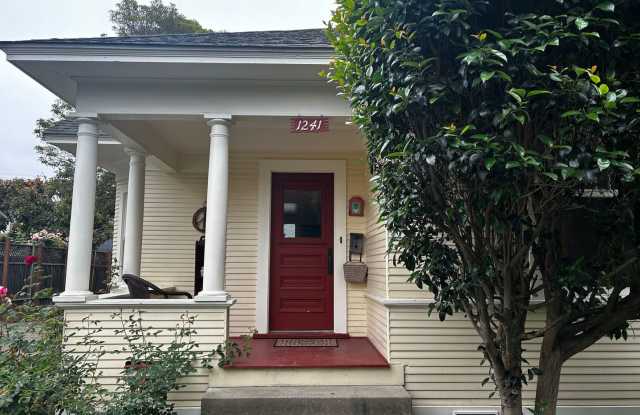 2bd/2ba house with a garage available on Pismo Street. photos photos