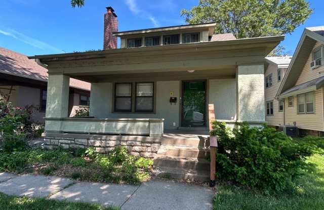 Charming 3-Bed Near UMKC – Hardwood Floors, Natural Light  Study Space! photos photos