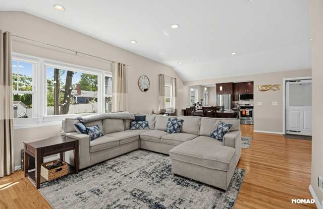 Charming 3BR House in Newington Gallery 3