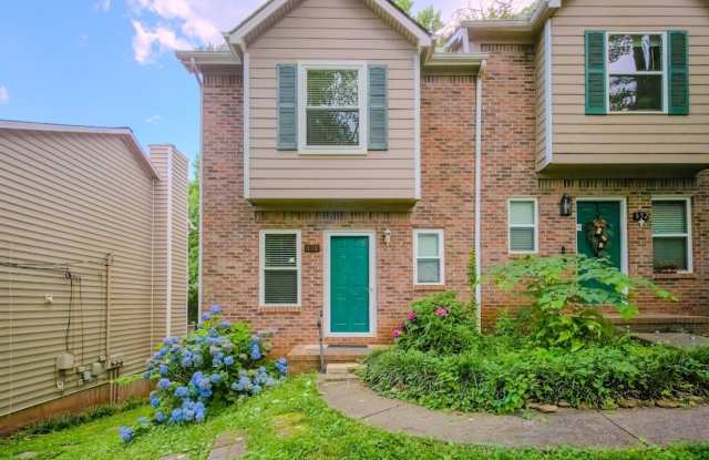 Knoxville 37923 - 2 bedroom 1.5 bath condo - call Ryan Fogarty 865-590-9250 Gallery 1