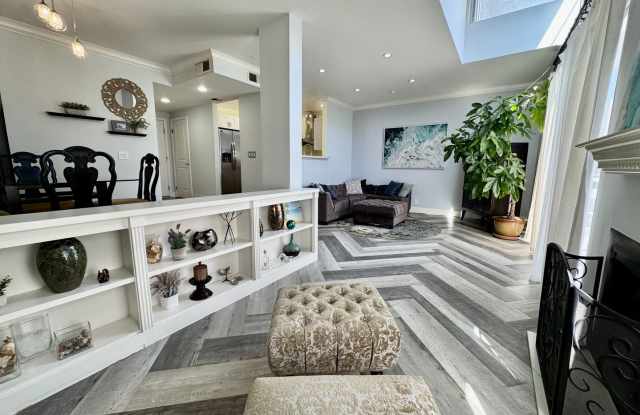 NATURAL LIGHT WITH OPEN FLOOR PLAN - This 2 BR, 2.5BA Townhome-style Condo is located in Brentwood Gallery 1
