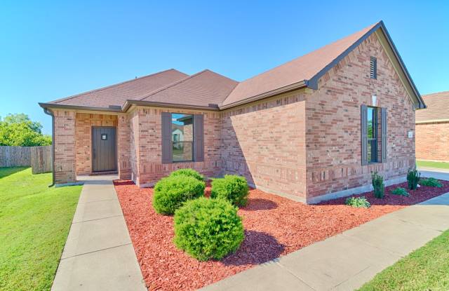 Cozy 3BR/2BA Home with Covered Deck  Fenced Backyard photos photos