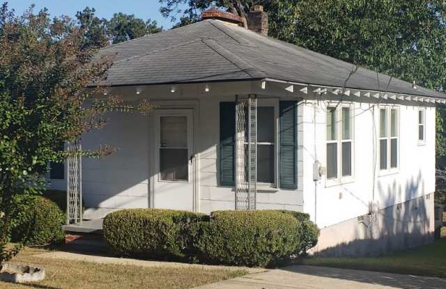 2 Bedroom 1 Bath Home With Large Yard and Hardwood Floors photos photos