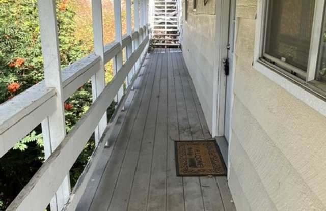 Cabin on the Lake!! Fully furnished 5-bedroom home on Sacheen Lake. Gallery 4