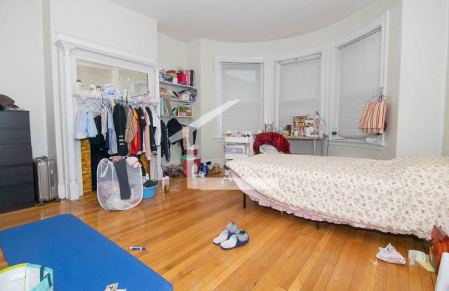 Harvard St Near Brighton Ave 9/1 Split 2 bed 1100 per person Students ok Walk to everything in Allston photos photos