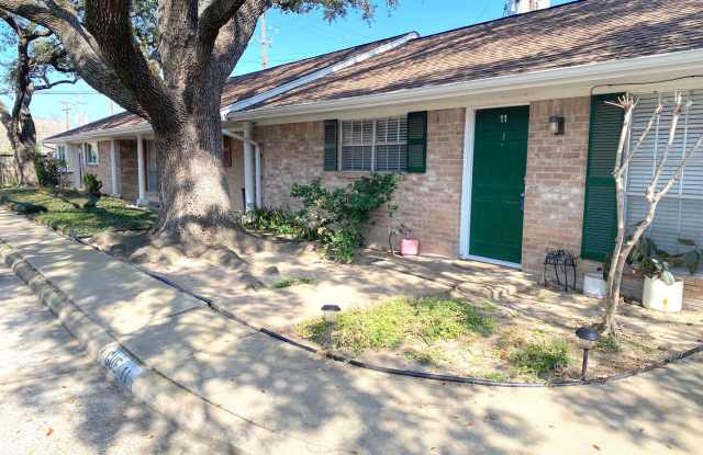Spring Branch Condo - 10122 Shadow Wood Drive, Houston, TX 77043