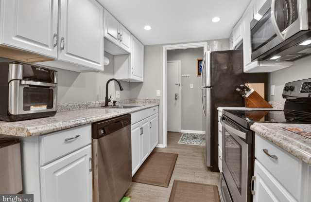 11645 STONEVIEW Square Gallery 3