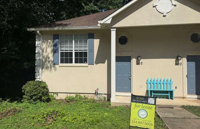 Spacious Auburn Duplex in Prime Location Gallery 1