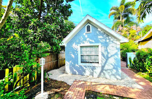 One bedroom, one bath beautiful home near Crescent Lake- move in now- 1/2 off first month rent and Deposit photos photos