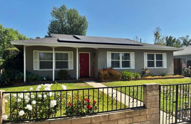 Beautiful 3 Bedroom Home Located in West Hills photos photos