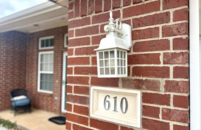 Spacious 3 bed 2 bath Single Family with a Large Fenced Backyard! - 610 Summer Street, Lowell, AR 72745