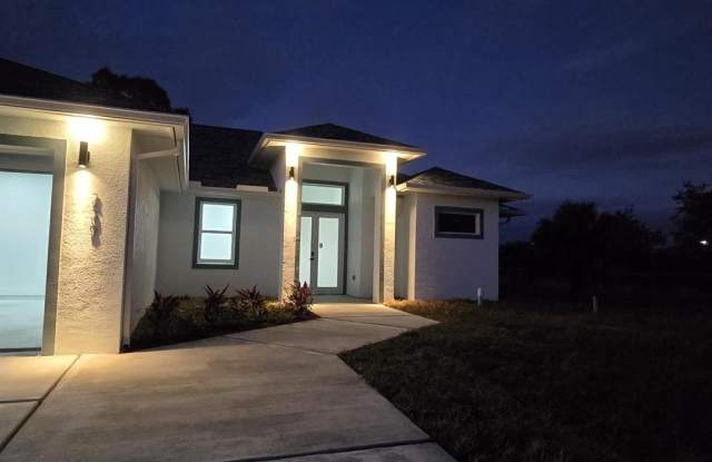 239 Avenida Del Centro - 239 Avenue Del Centro, Montura, FL 33440