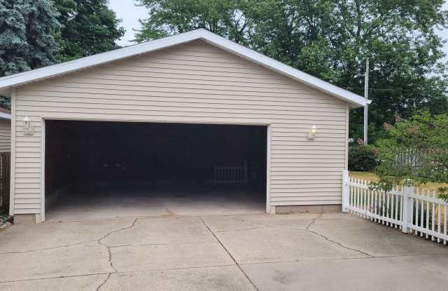 3 bed 2 bath home in Grand Haven Gallery 4