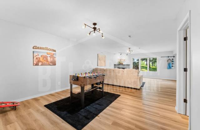 Beautifully updated 4-bedroom, 3-bath duplex in Branson! photos photos