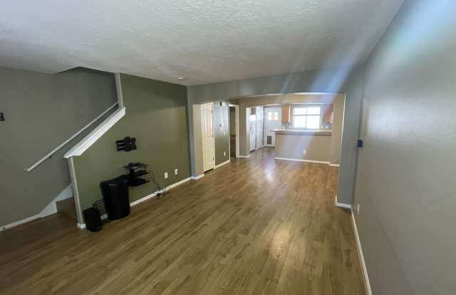 208 E Rockey Park Ln Gallery 2