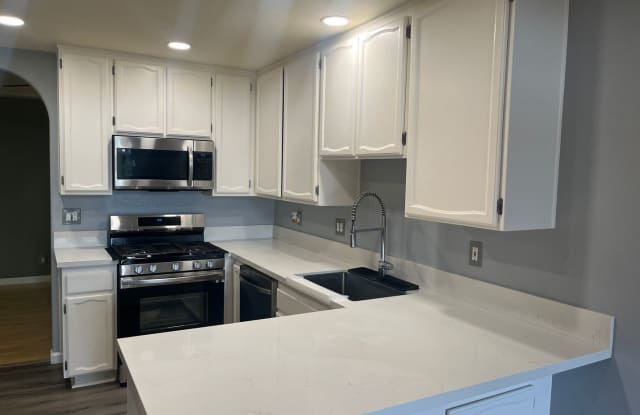 3bd/2ba Downstairs corner unit with A/C! - 3517 Cameo Drive, Oceanside, CA 92056