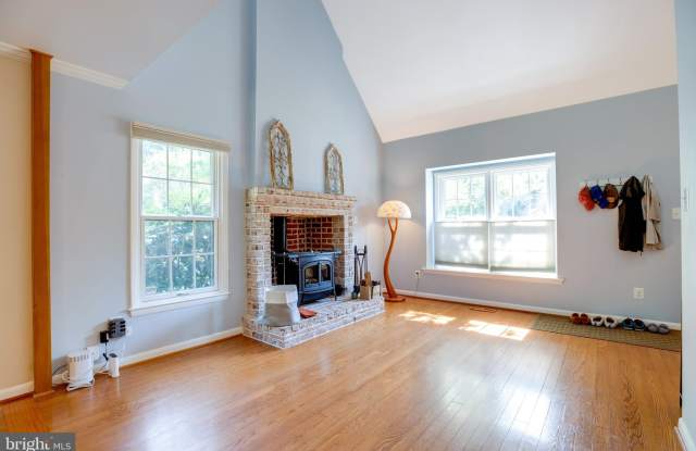 7004 POLINS COURT Gallery 4