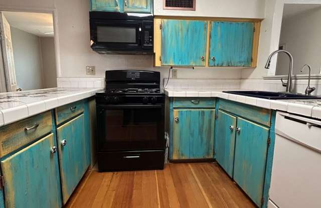 Beautiful 2 Bedroom 1 Bath / Washer  Dryer Included / Large Yard! photos photos