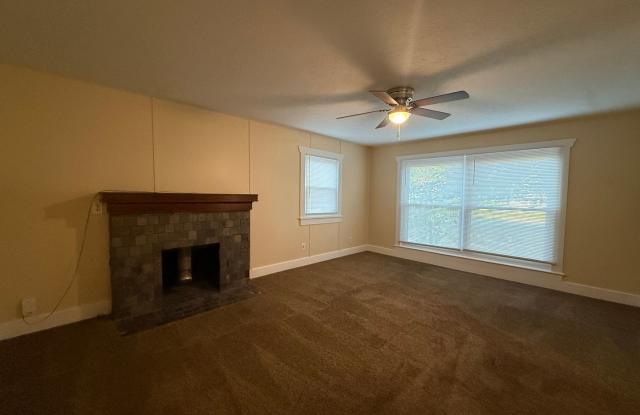 2 Bedroom 1 Bath with Bonus Room AVAILABLE NOW!!! Gallery 4