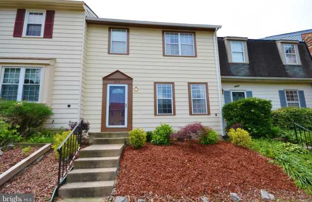 6915 TRESTLE COURT - 6915 Trestle Court, Newington, VA 22079