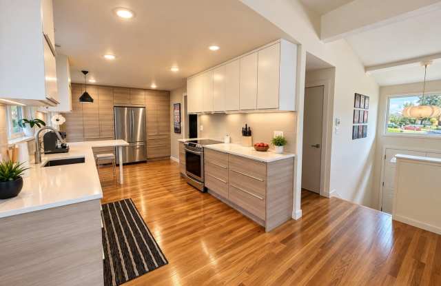 4Bd/2.25Ba Bellevue Home Gallery 4