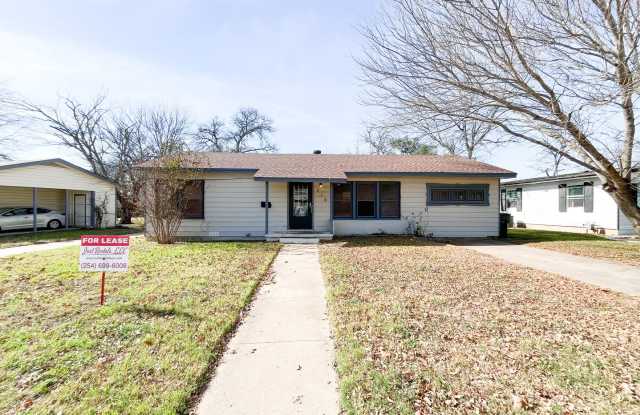 Available NOW!!!! Beautiful 3 bedroom, 2 bath home with covered patio and fenced yard. photos photos