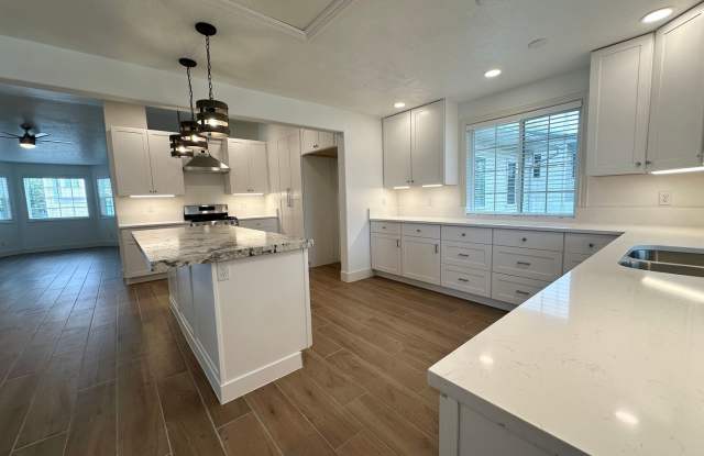 5 Bedrooms, Gorgeous Kitchen & Your Own Fenced Backyard | For Rent Gallery 4
