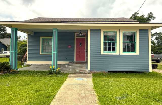 Historic 2-Bed Home in Downtown LC with Original Hardwood Floors and High Ceilings photos photos